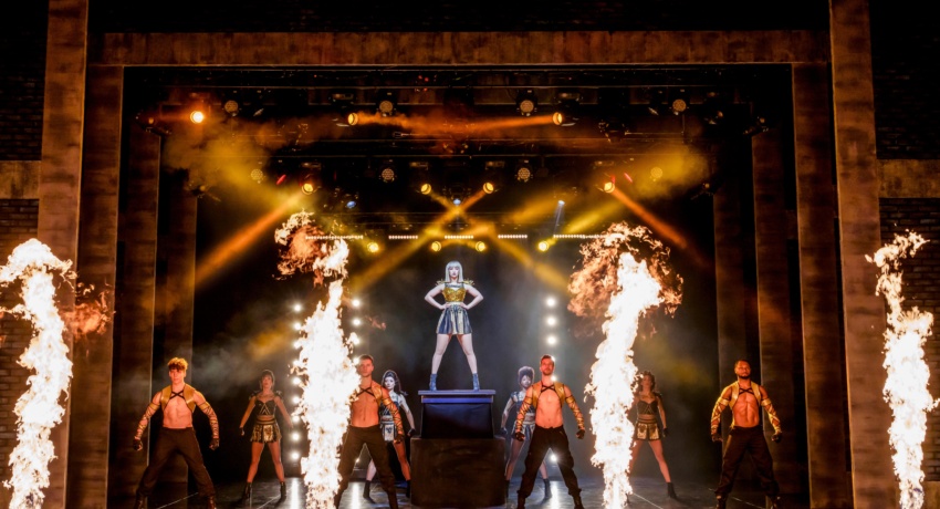GEFGUAR Haupt_C_Samanta Mbolekwa - Musical-München-Bodyguard
